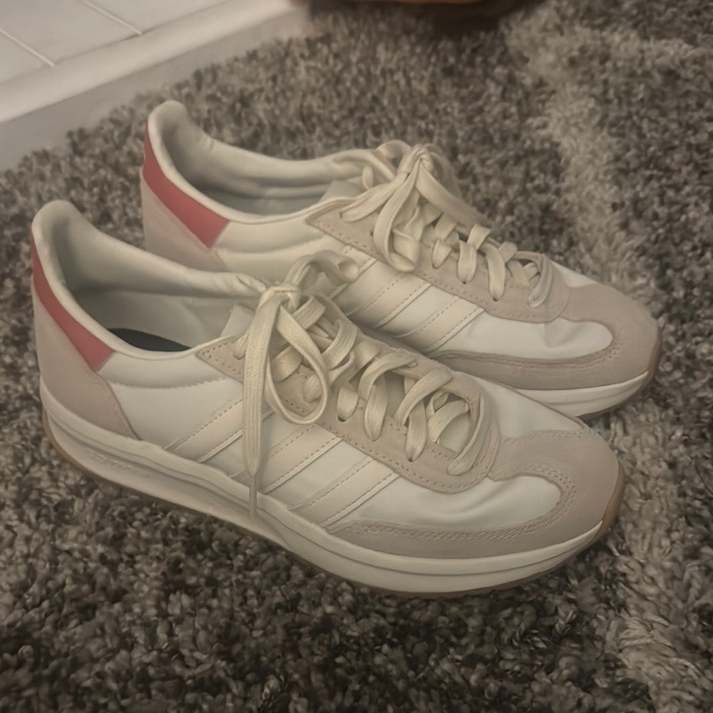 adidas Off-White Sneakers with Pink Accents and Low-Top Design